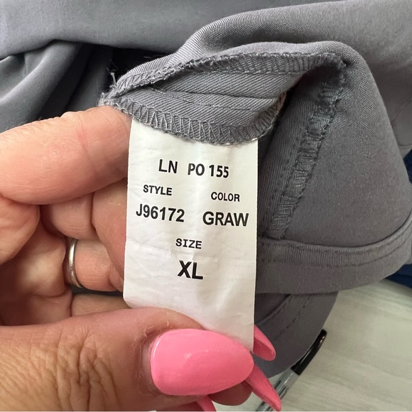 Jaanuu scrub top. Xl. Like new grey - Picture 3 of 8